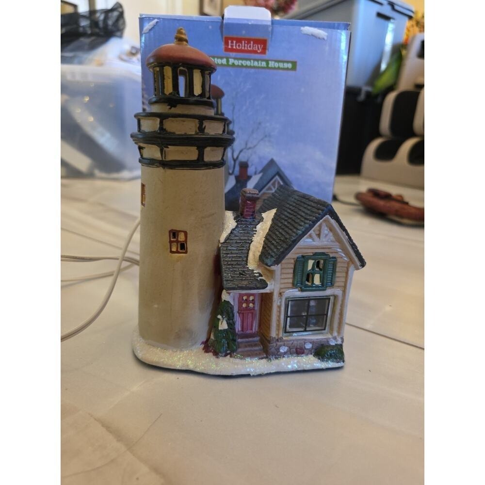 Holiday‎ Lighted Porcelain Lighthouse Nantucket Dist. 8"x5-3/4"x3-1/2" Boxed